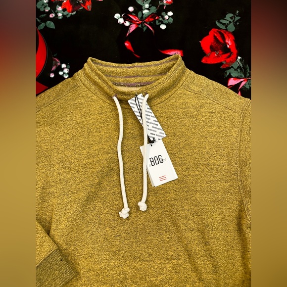 URBAN OUTFITTERS Cropped Sweat Shirt NWT Dark Yellow with Highlights. Size Large - Picture 2 of 3